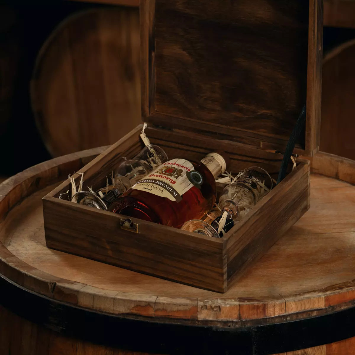 Caixa Cachaça Envelhecida em Amburana Premium 750ml + 2 Taças