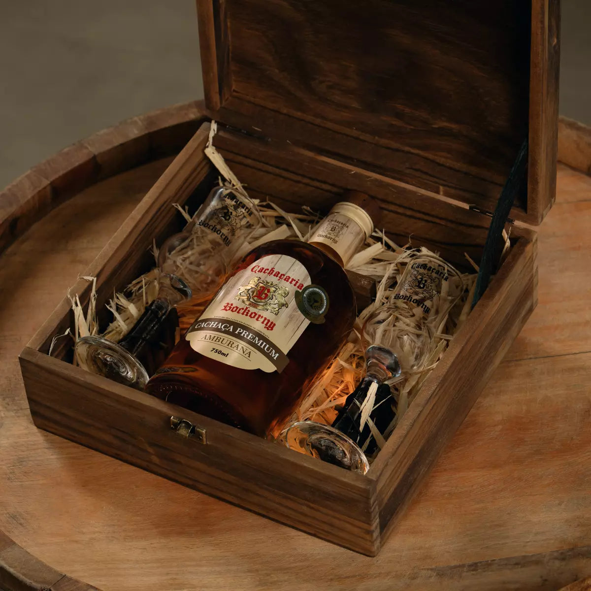 Caixa Cachaça Envelhecida em Amburana Premium 750ml + 2 Taças