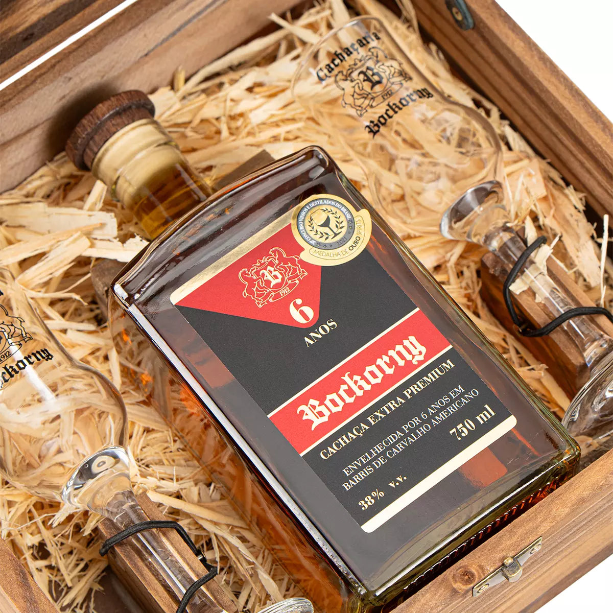 Caixa Cachaça Envelhecida em Carvalho Extra Premium 6 anos 750ml + 2 Taças