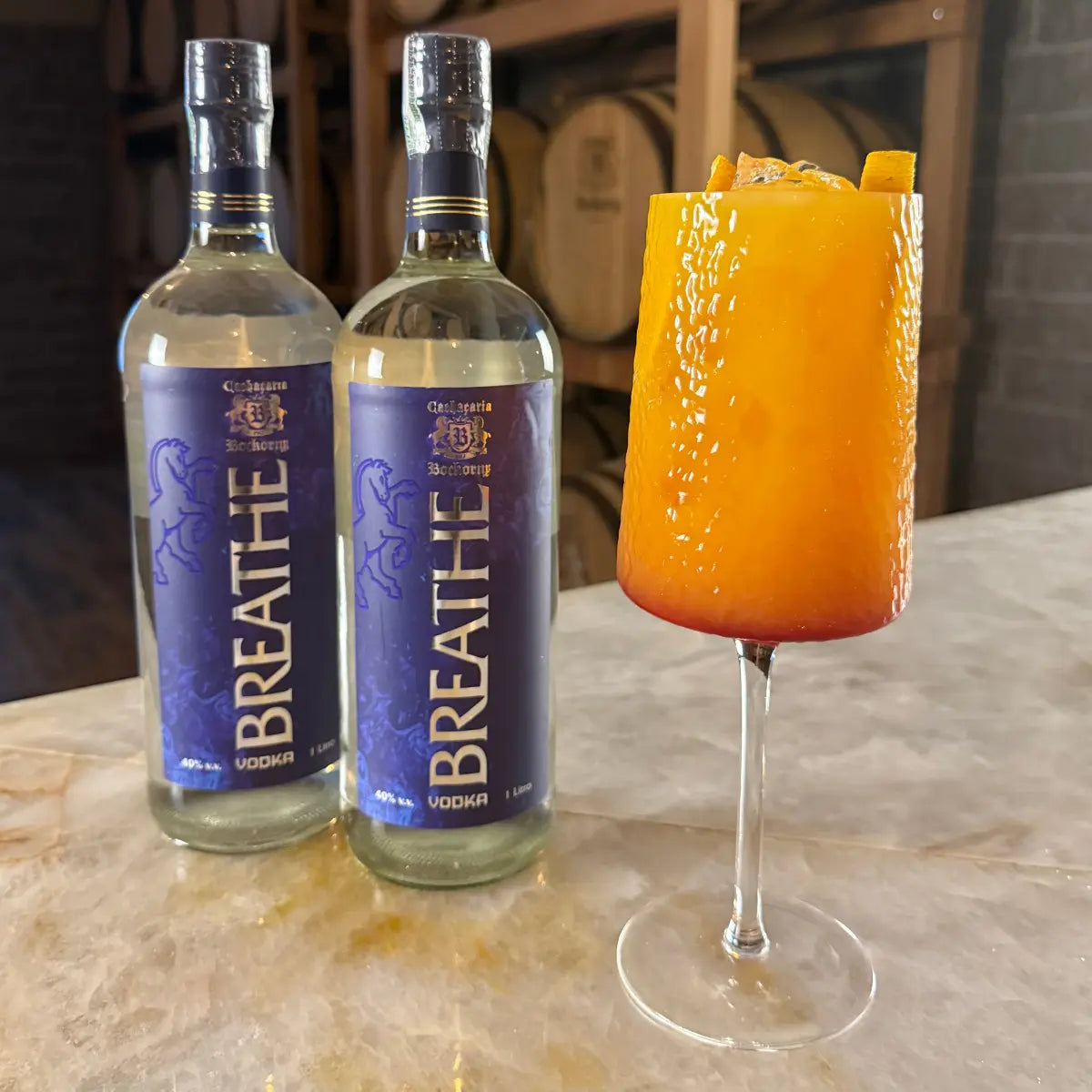 Drink Breathe Sunrise com Vodka Breathe, suco de laranja e grenadine