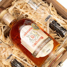 Caixa Cachaça Envelhecida em Amburana Premium 750ml + 2 Taças