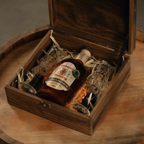 Caixa Cachaça Envelhecida em Amburana Premium 750ml + 2 Taças